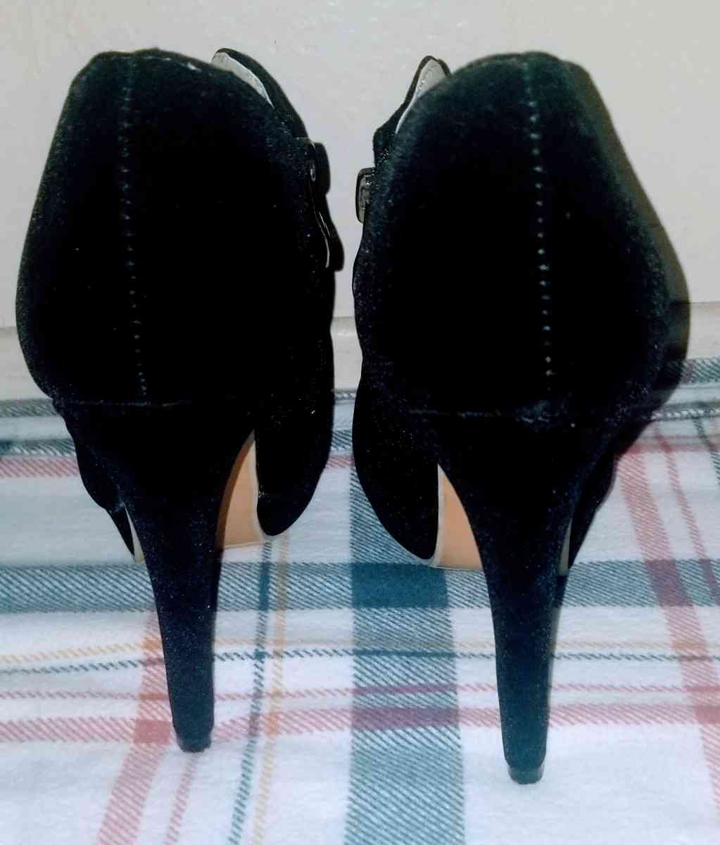 Womans 4 Inch Heels  Brand New  Black Velvet Size UK 39 US 8 - Sparks, Nevada - FleaMarketBay