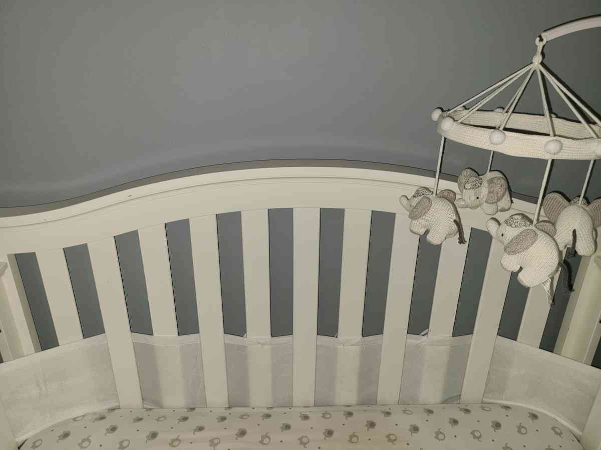 White Baby Crib - Tallmadge, Ohio - FleaMarketBay