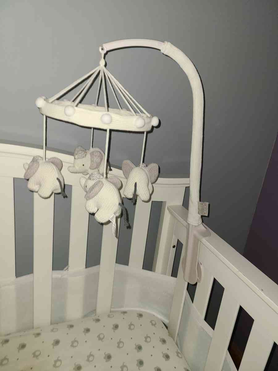White Baby Crib - Tallmadge, Ohio - FleaMarketBay