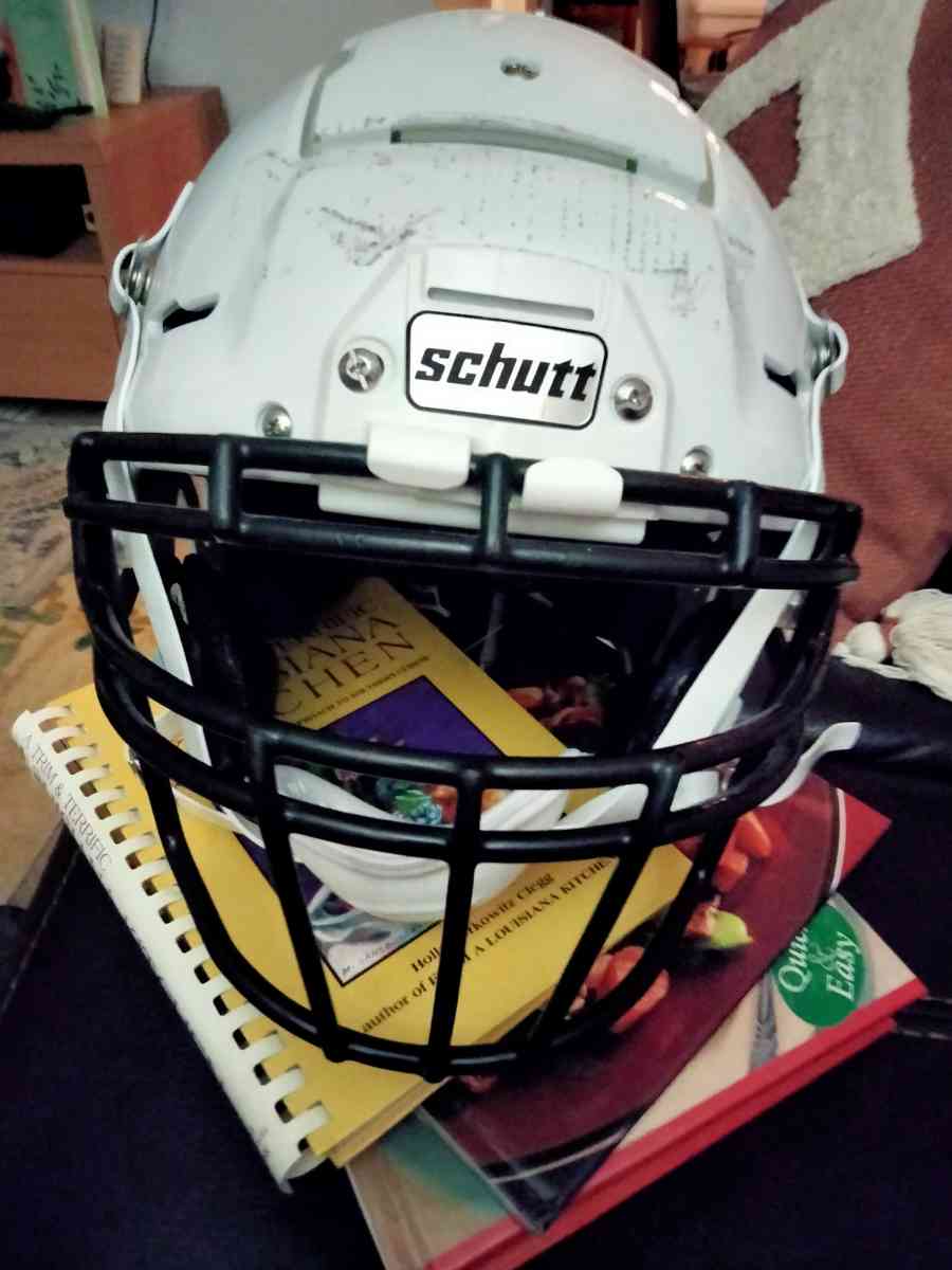 Schutt football helmet youth size M - Philadelphia, Pennsylvania - FleaMarketBay