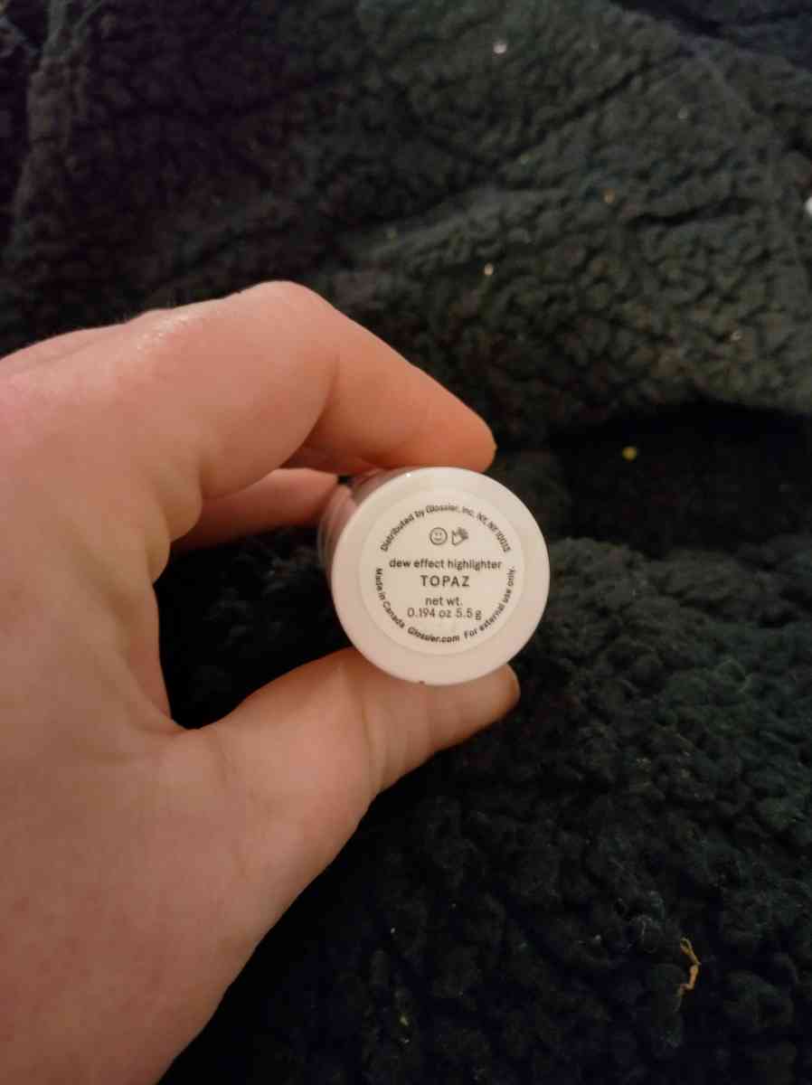 glossier brand shine with shimmer high lighter