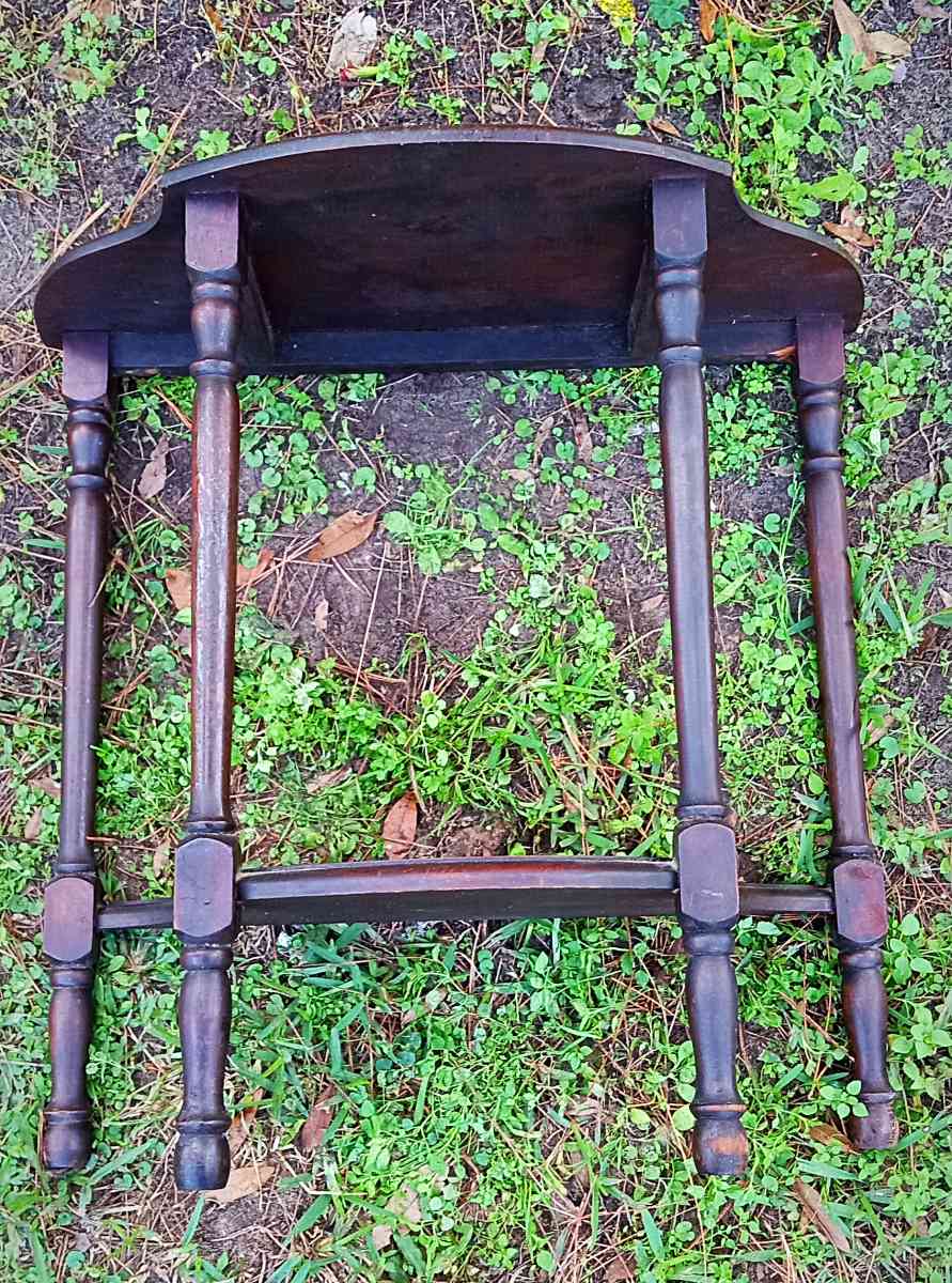 Antique half moon table - Thonotosassa, Florida - FleaMarketBay