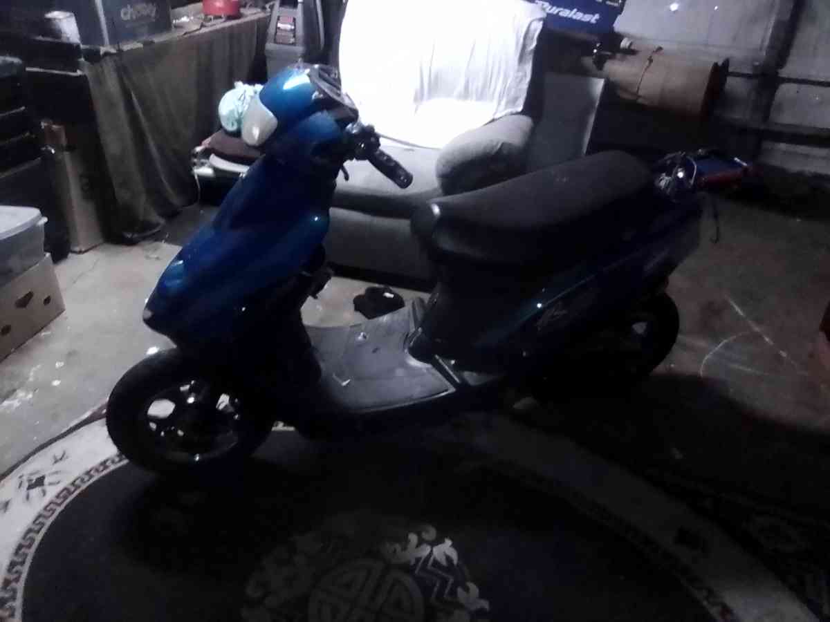 2020 revolution boom 50cc moped - Modesto, California - FleaMarketBay