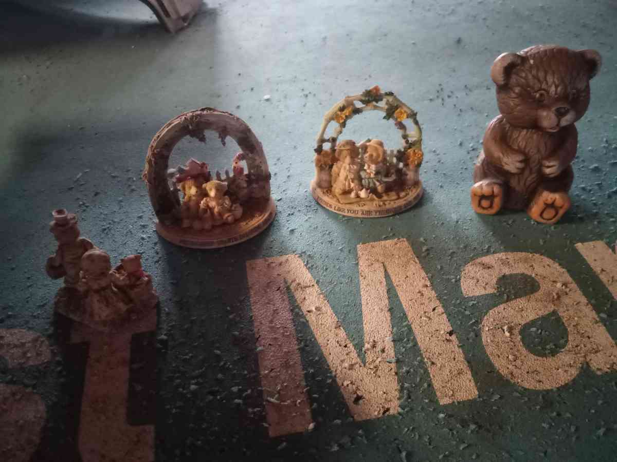 Bear figurines - Chiefland, Florida