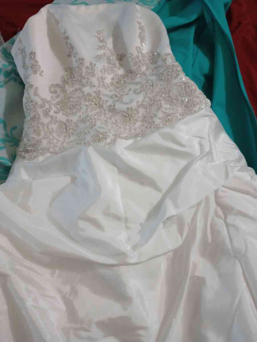 wedding dress - Dansville, New York - FleaMarketBay