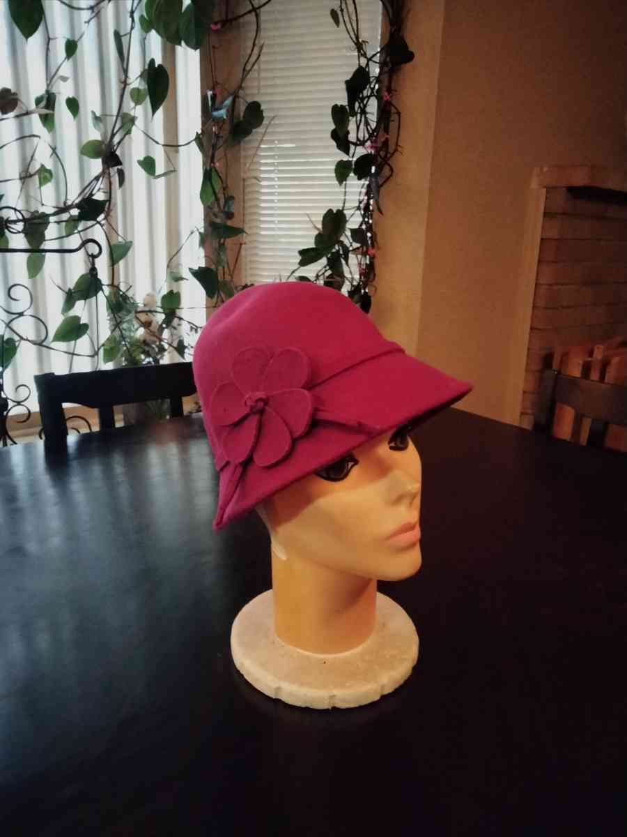 Womens Wide Brim Hats - Tacoma, Washington - FleaMarketBay
