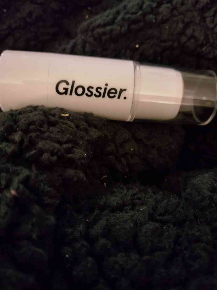 glossier brand shine with shimmer high lighter - Mountlake Terrace, Washington - FleaMarketBay