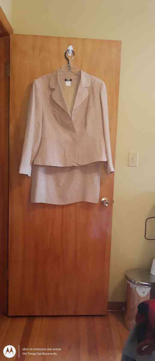 2 Pc Womens Roma embossed classy suit - Chicago Heights, Illinois