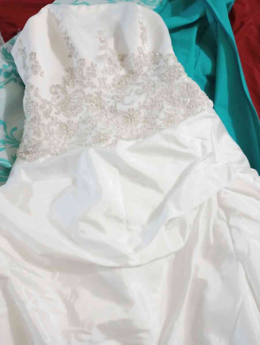 wedding dress - Dansville, New York - FleaMarketBay