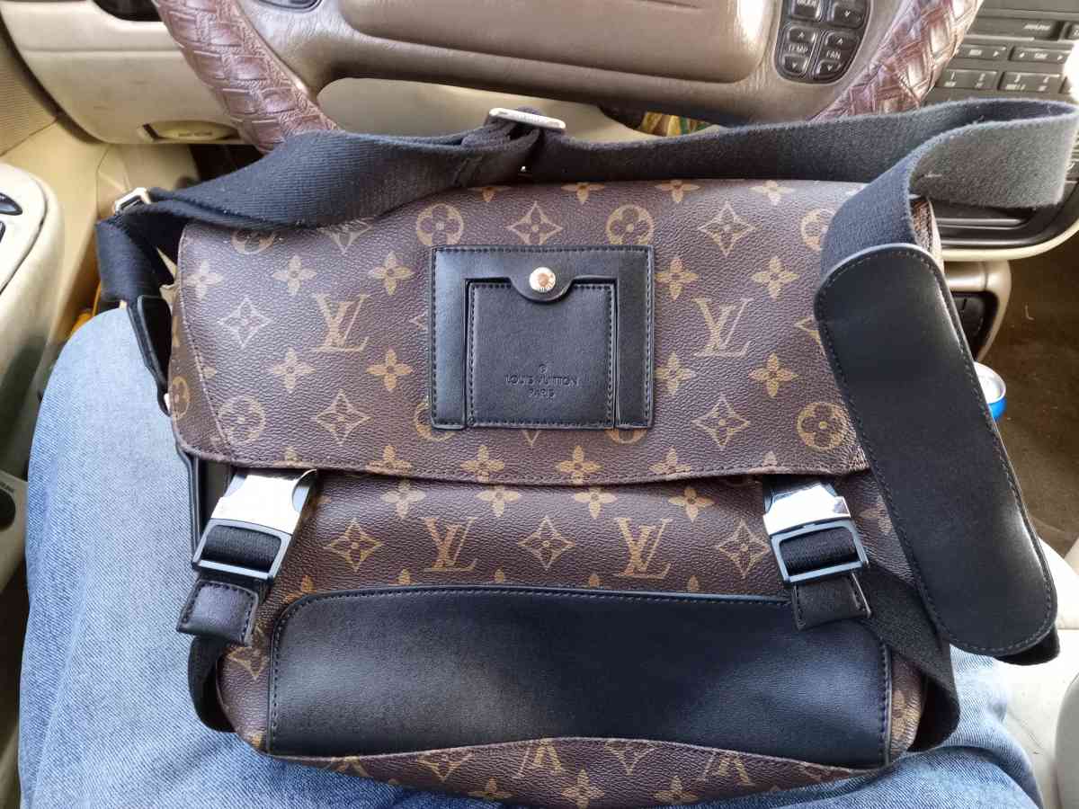 Brand New Louis Vuitton Monogram MESSENGER PM VOYAGER - Houston, Texas