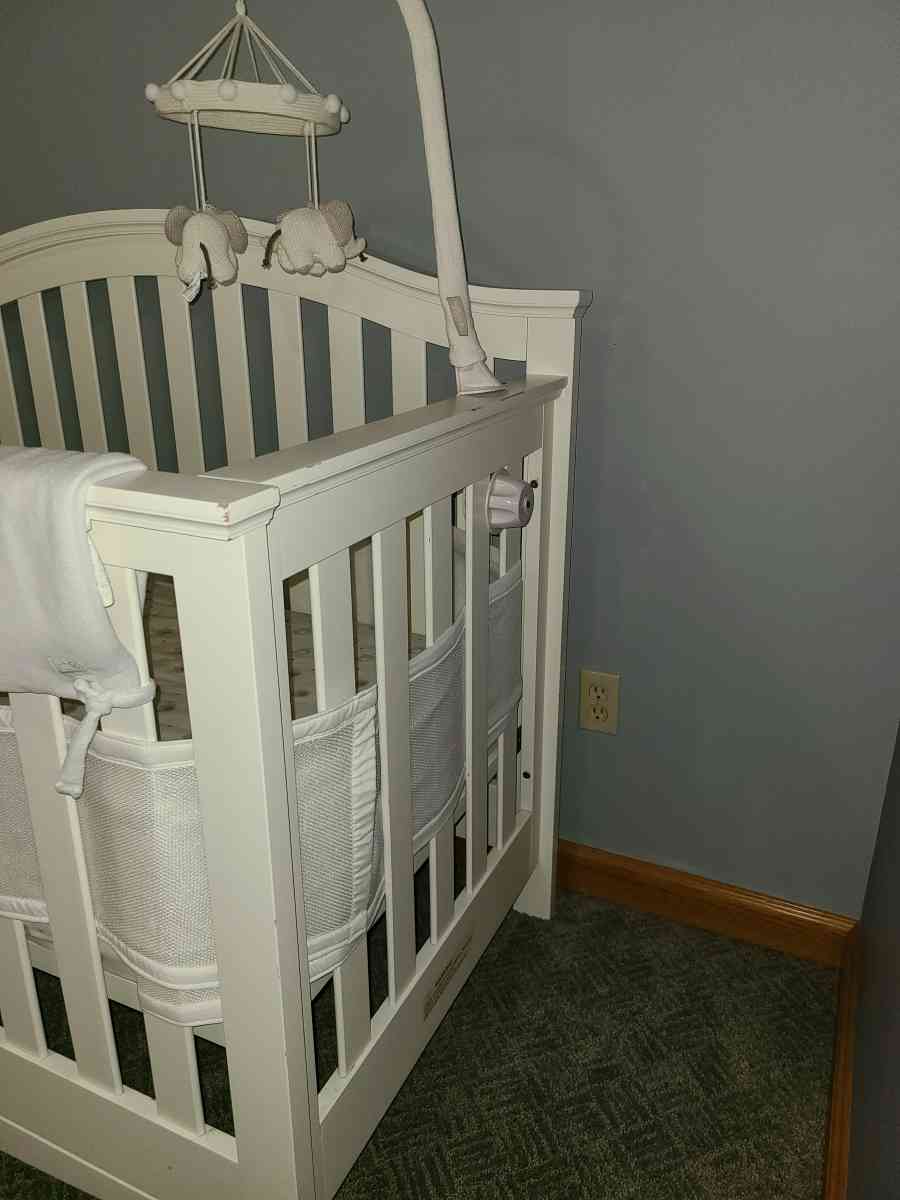White Baby Crib - Tallmadge, Ohio - FleaMarketBay