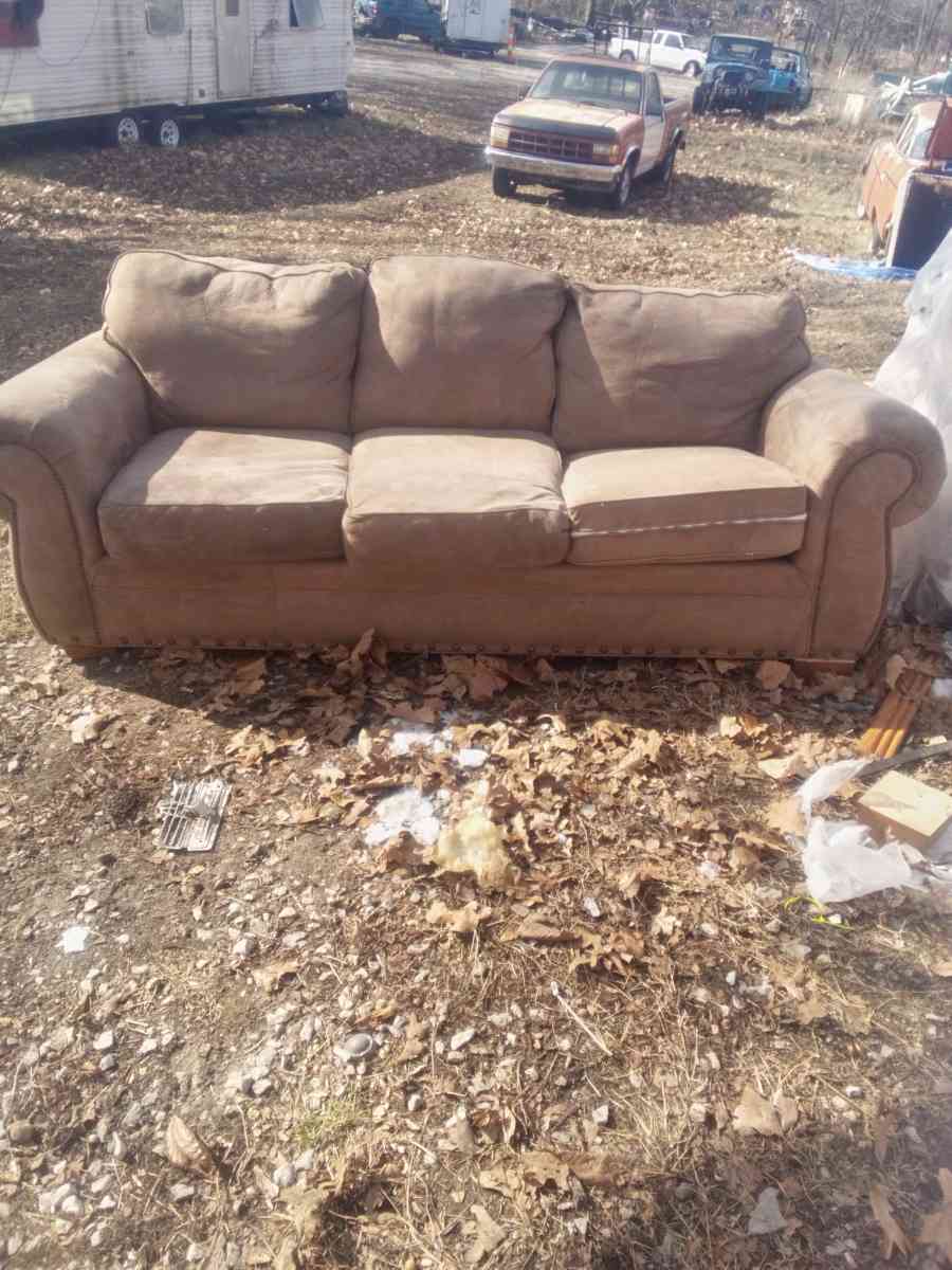 very very nice couch - Joplin, Missouri - FleaMarketBay