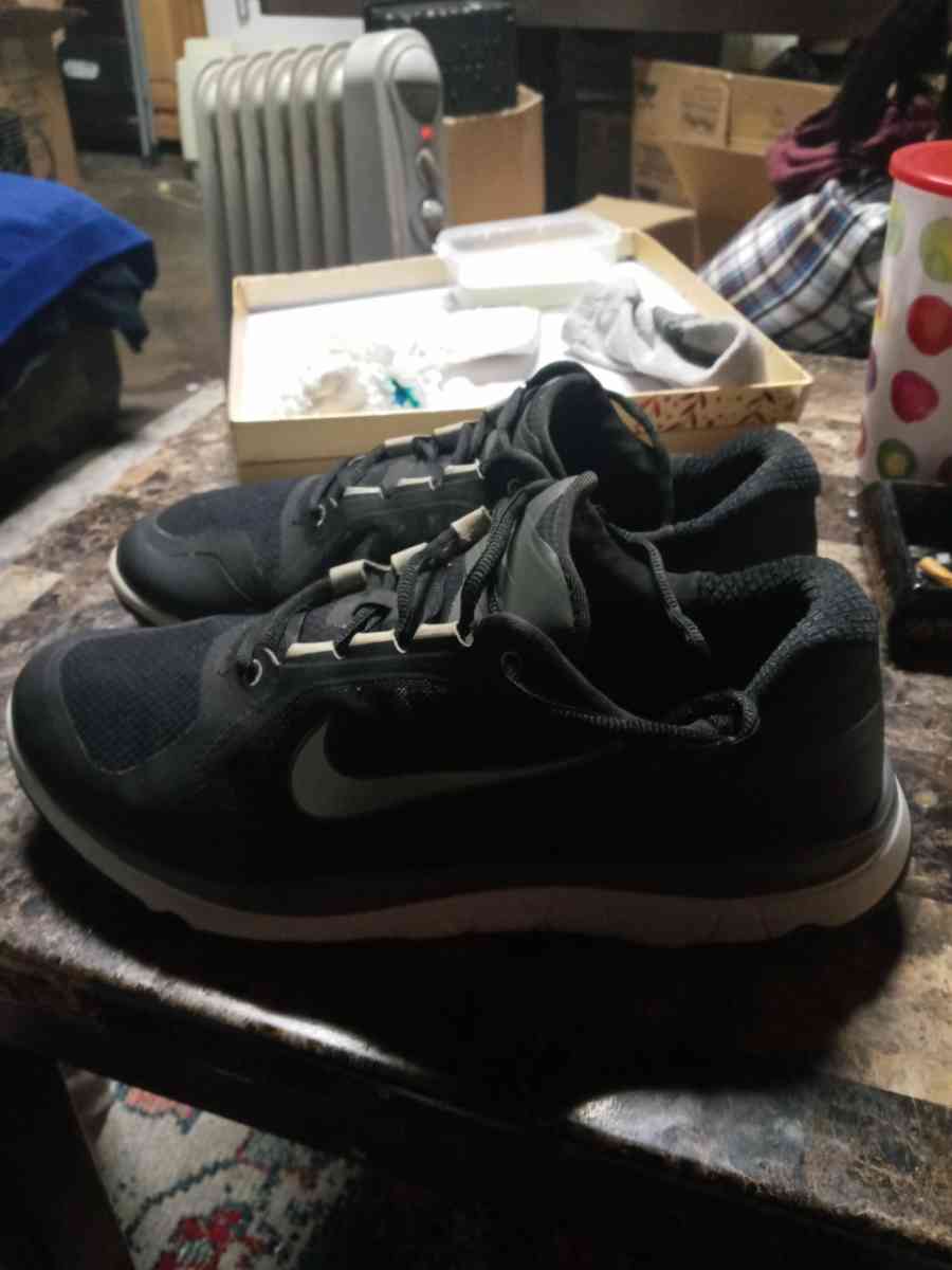 Mens Blk Nike Revolution - Oklahoma City, Oklahoma - FleaMarketBay