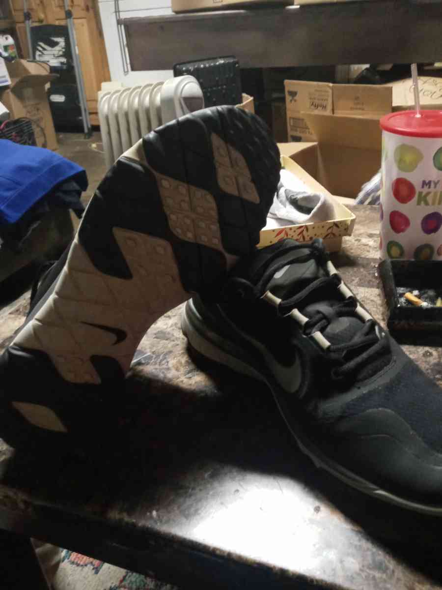 Mens Blk Nike Revolution - Oklahoma City, Oklahoma - FleaMarketBay