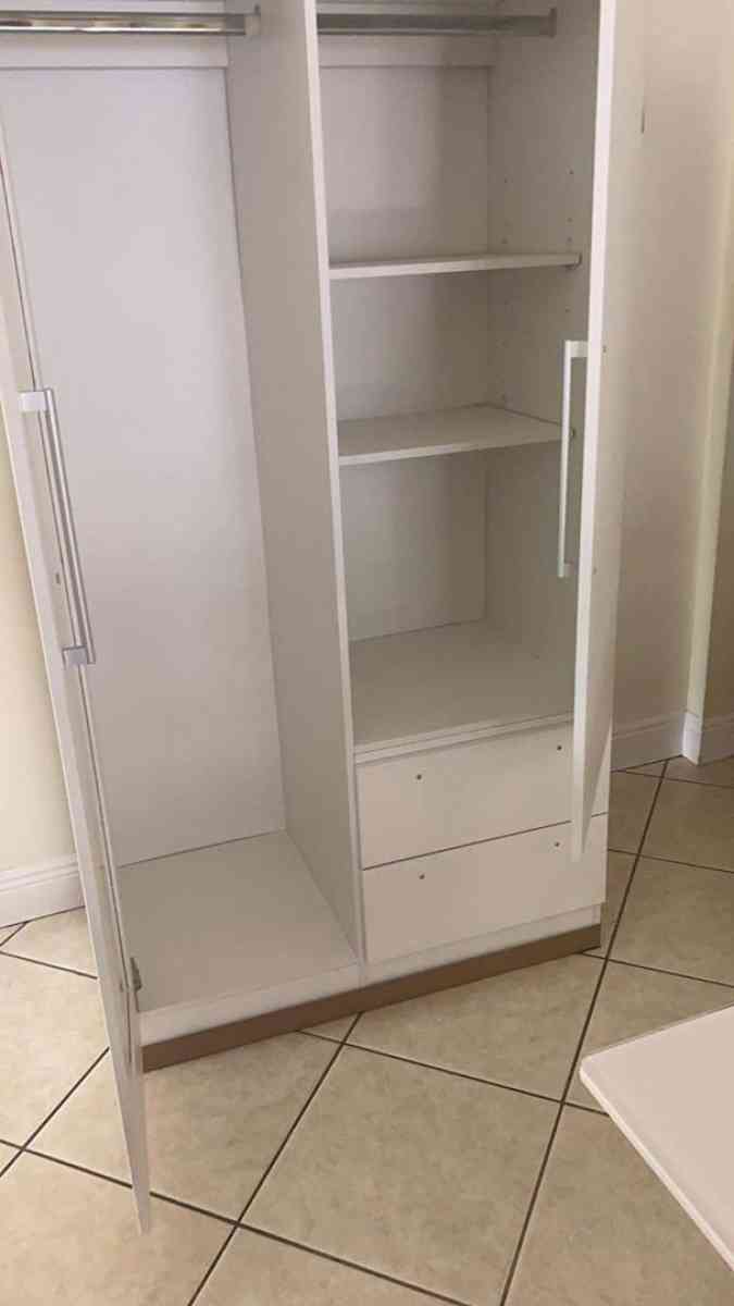 Vendo Bellos Armarios Preguntar Por Precio - Hialeah, Florida - FleaMarketBay