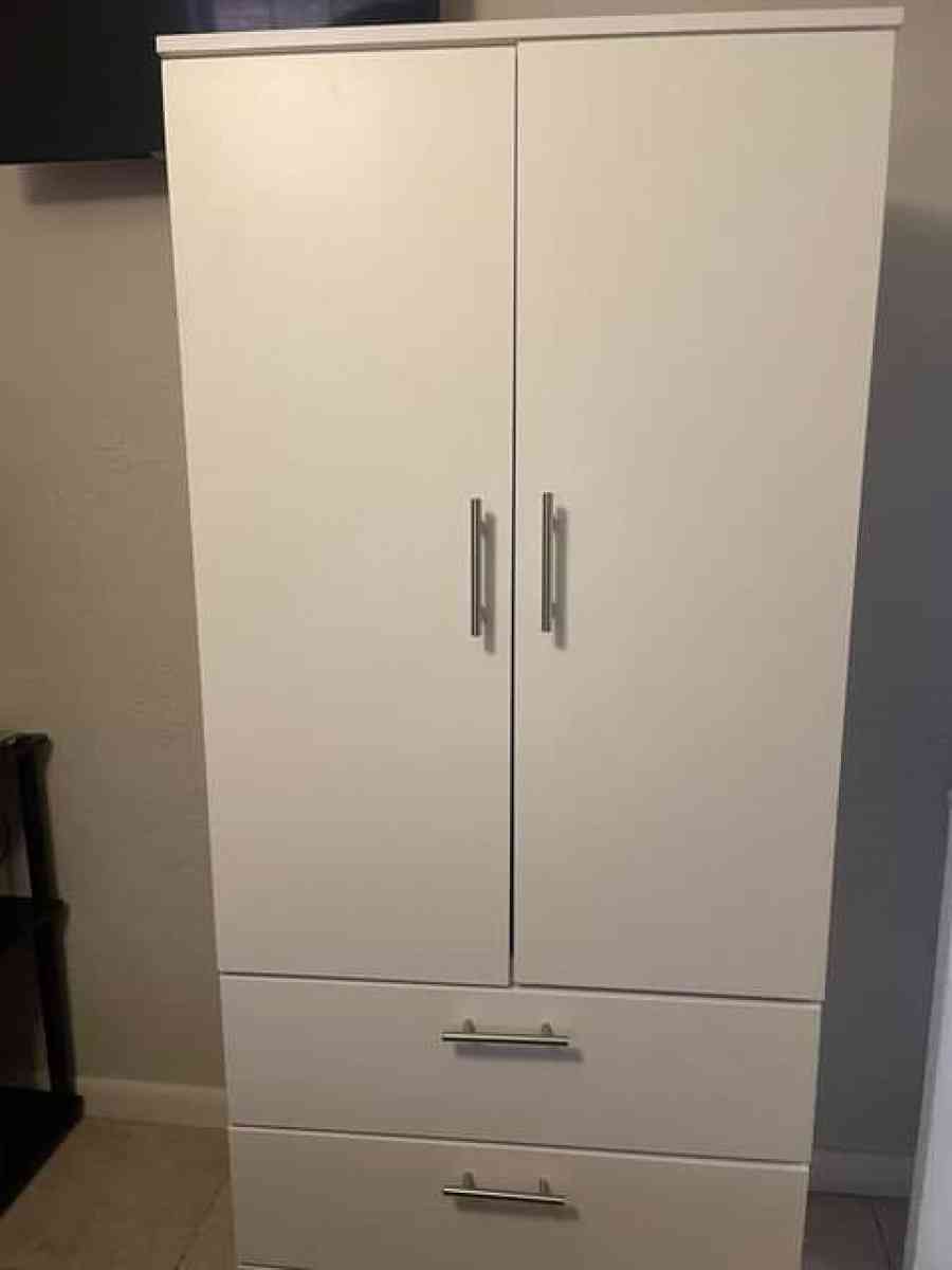 Vendo Bellos Armarios Preguntar Por Precio - Hialeah, Florida - FleaMarketBay