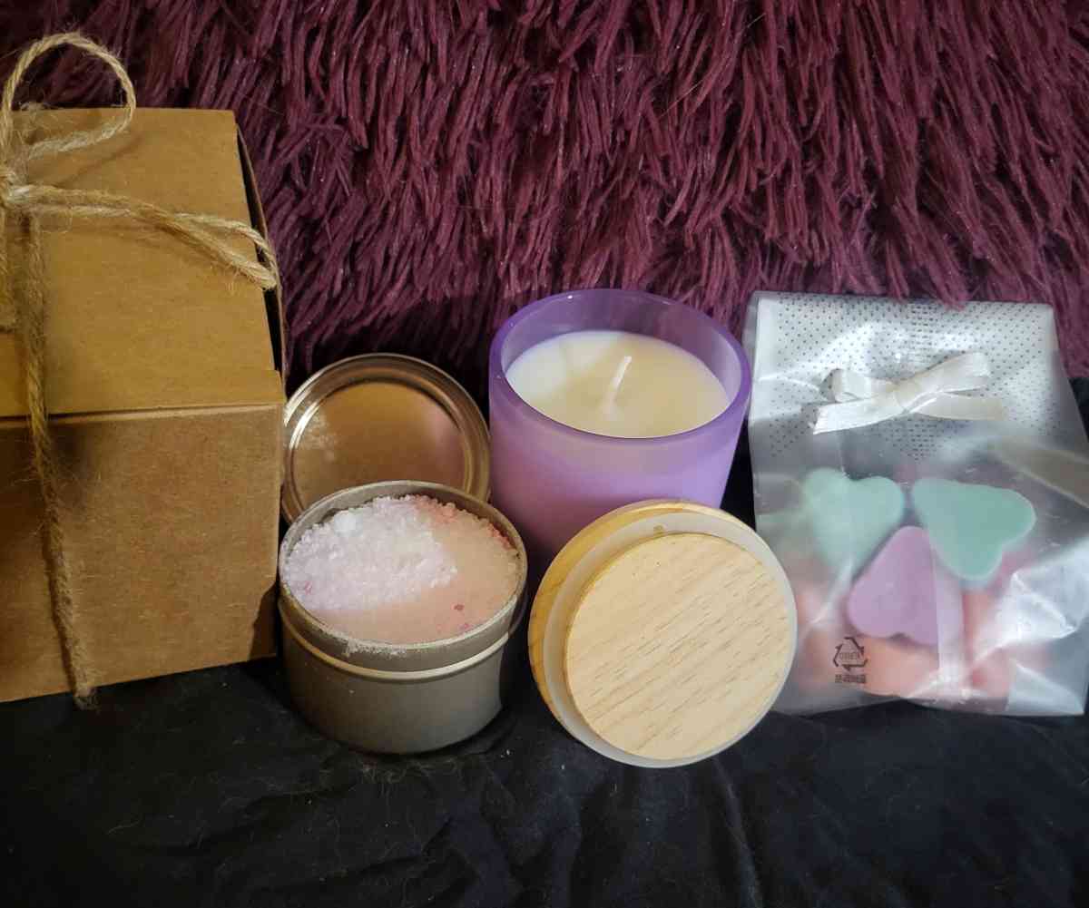 Valentines Day Gift Box - Cuyahoga Falls, Ohio - FleaMarketBay