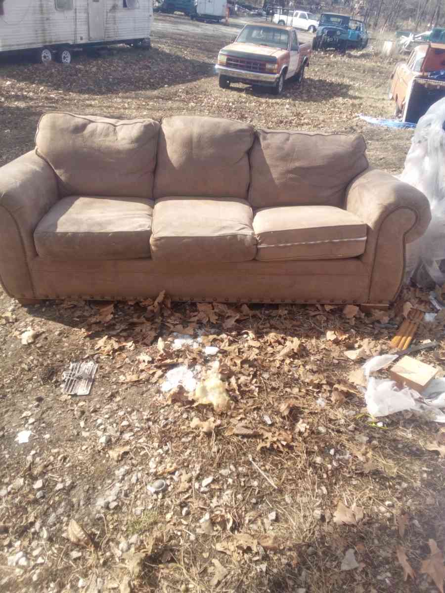 very very nice couch - Joplin, Missouri - FleaMarketBay