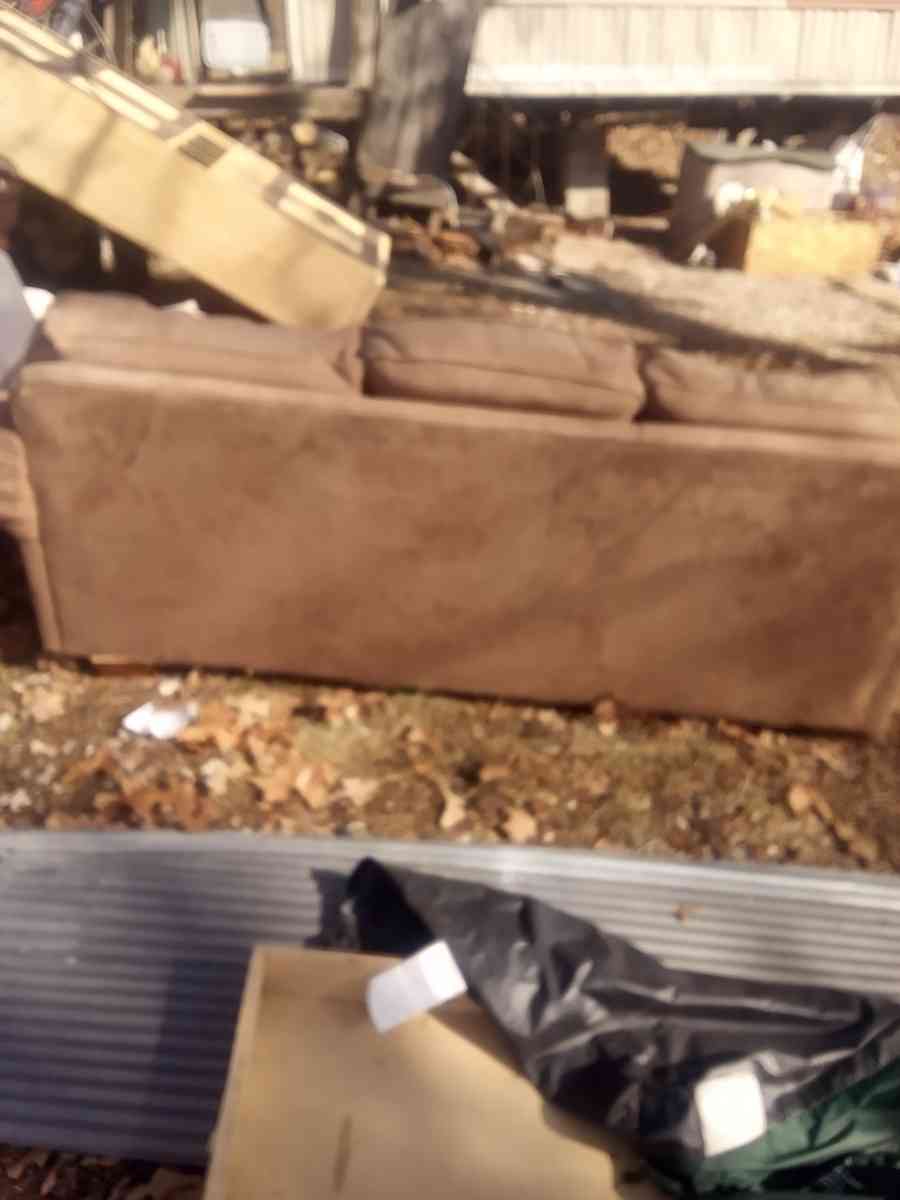 very very nice couch - Joplin, Missouri - FleaMarketBay