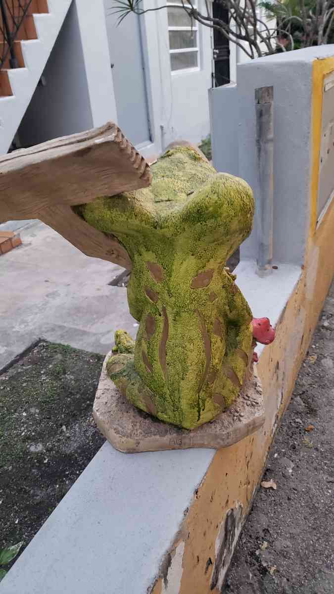 El sapo de yeso - Miami, Florida - FleaMarketBay