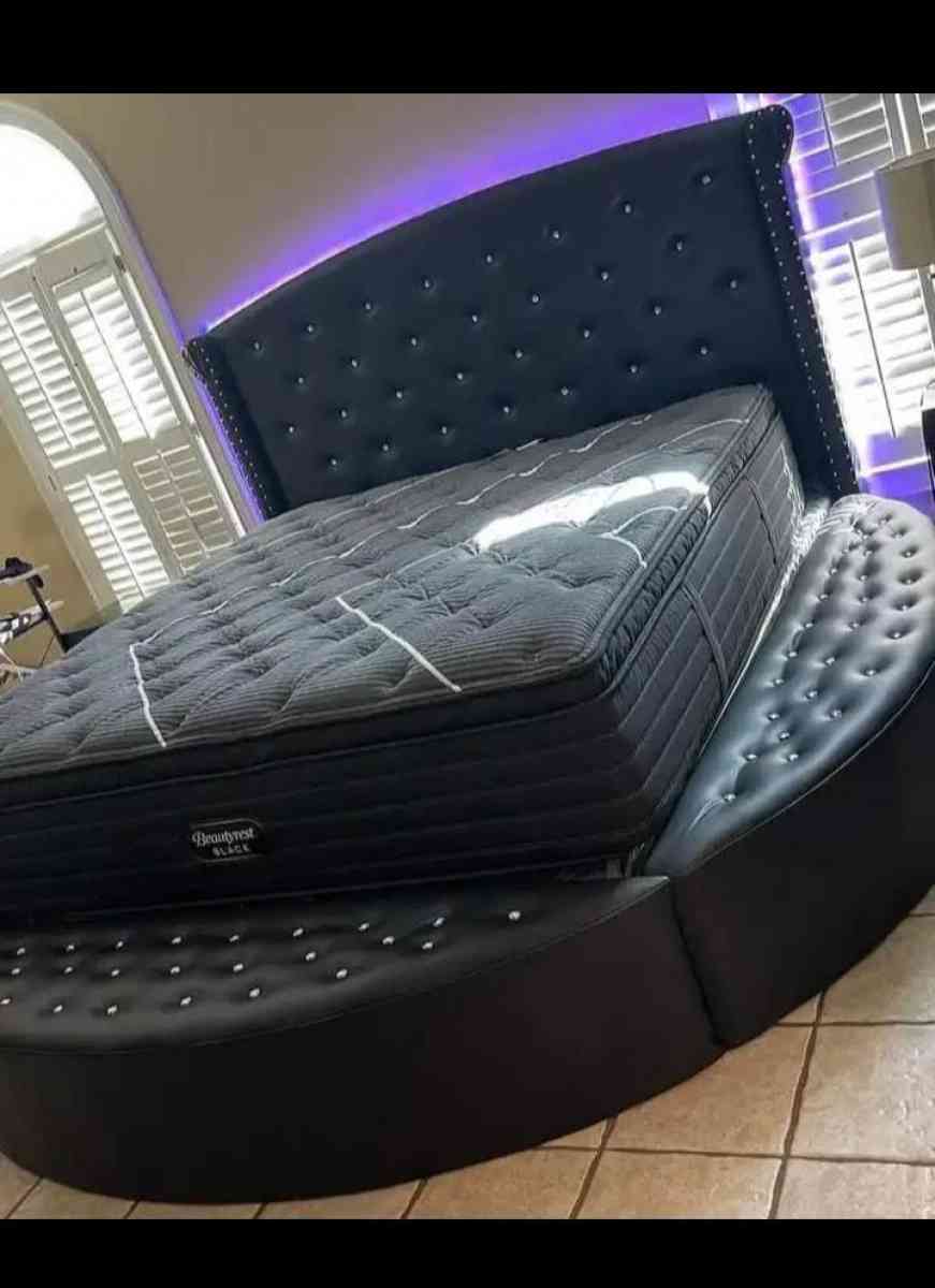 Vendo Elegante Cama Preguntar Por Precio - Hialeah, Florida