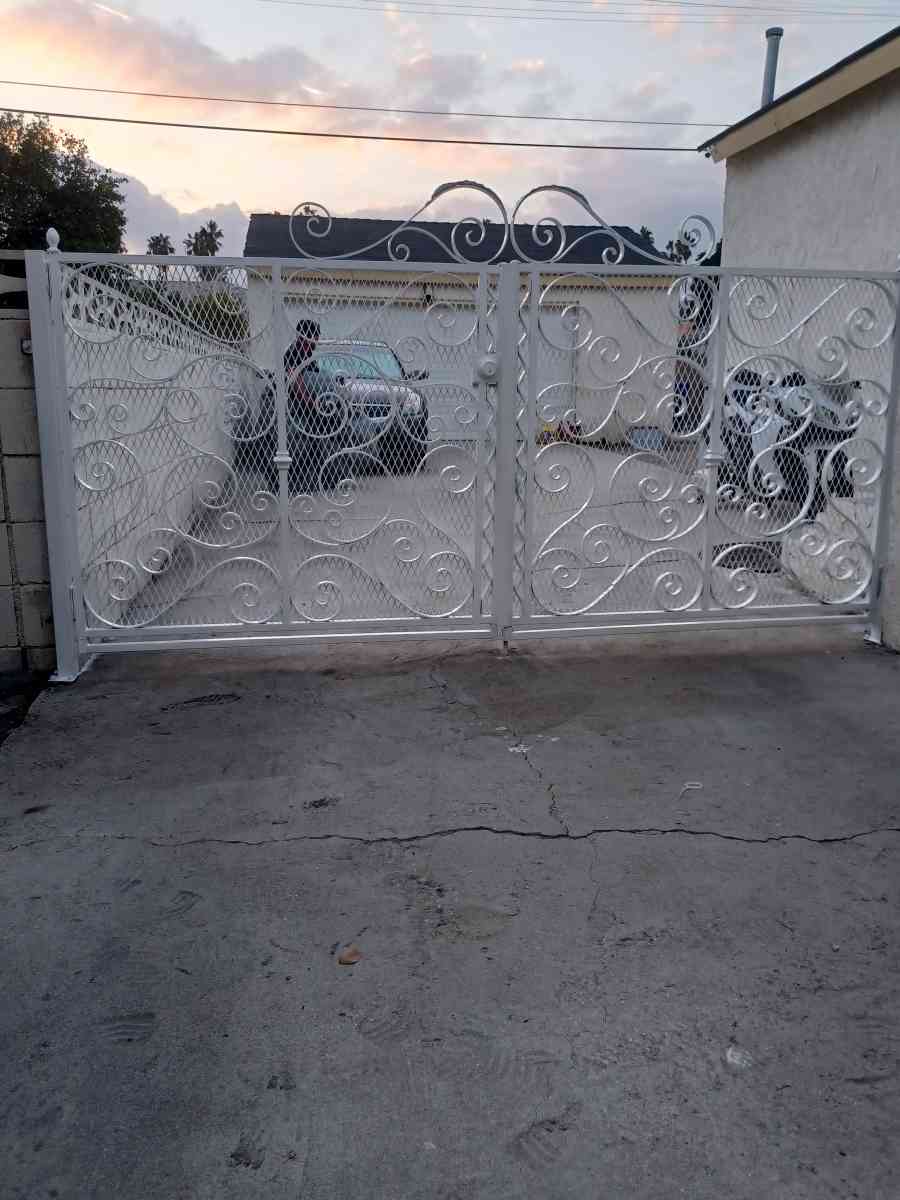 sliding gates - Altadena, California - FleaMarketBay