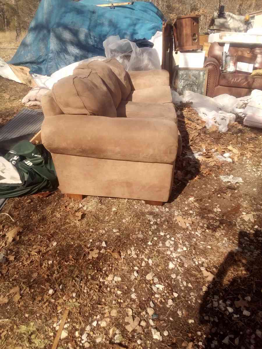very very nice couch - Joplin, Missouri - FleaMarketBay