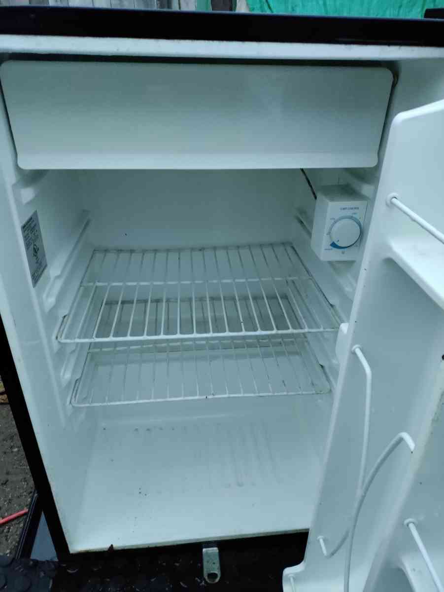small refrigerator with freezer - Indianapolis, Indiana - FleaMarketBay
