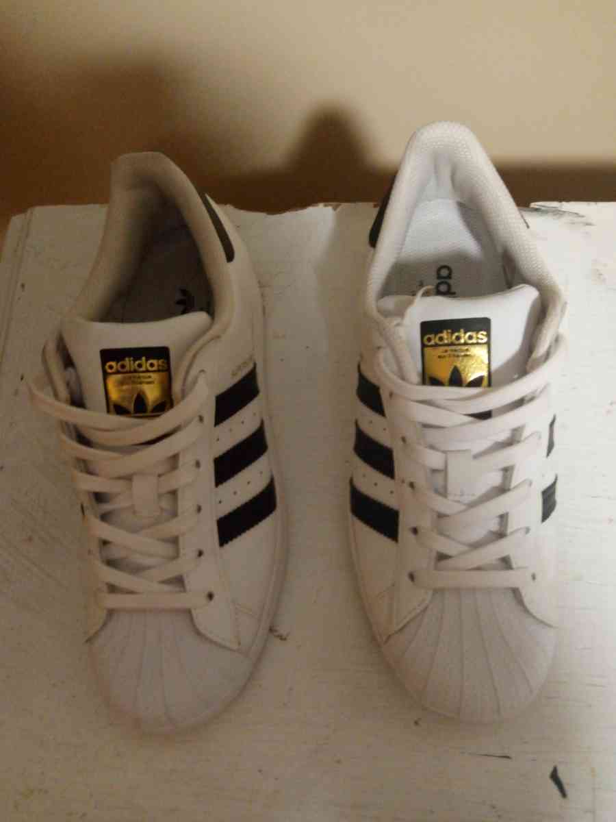 lady adidas tennis shoes