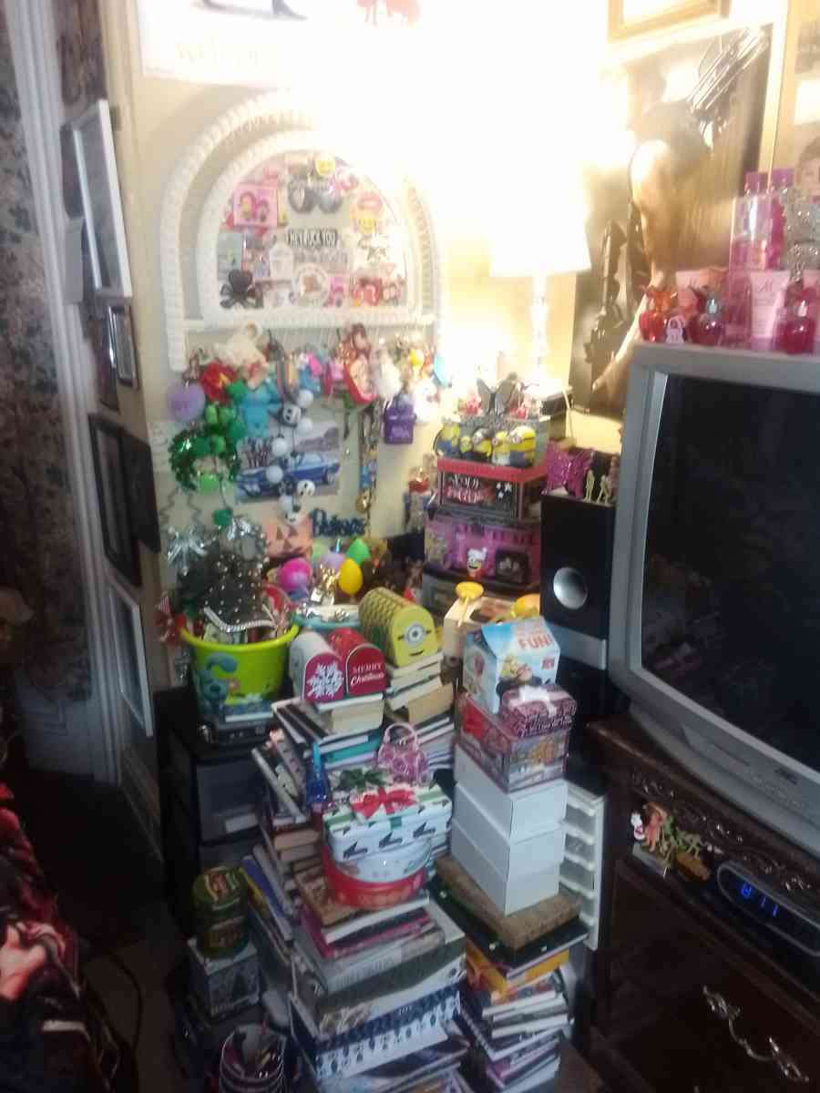 Knick knack assortment - Oneonta, New York - FleaMarketBay