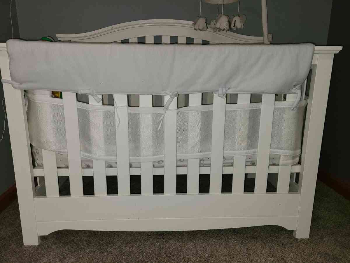 White Baby Crib - Tallmadge, Ohio - FleaMarketBay