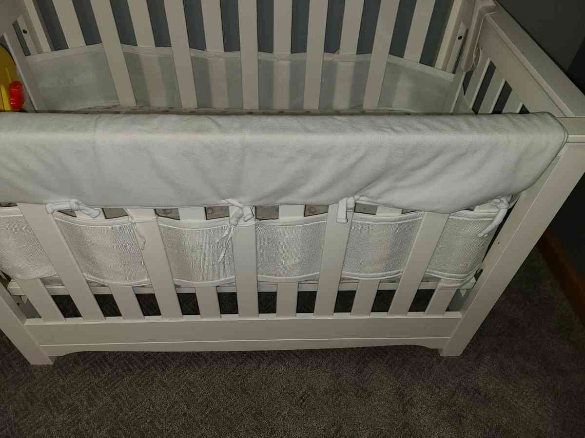 White Baby Crib - Tallmadge, Ohio - FleaMarketBay