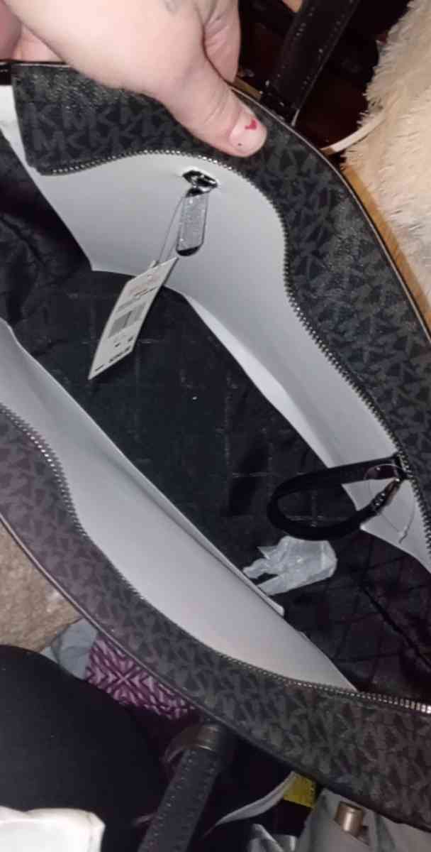 Michael kors LG EW Grab Tote brand new - Cookeville, Tennessee - FleaMarketBay