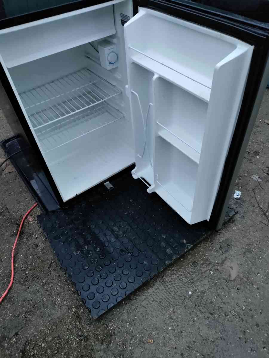 small refrigerator with freezer - Indianapolis, Indiana - FleaMarketBay