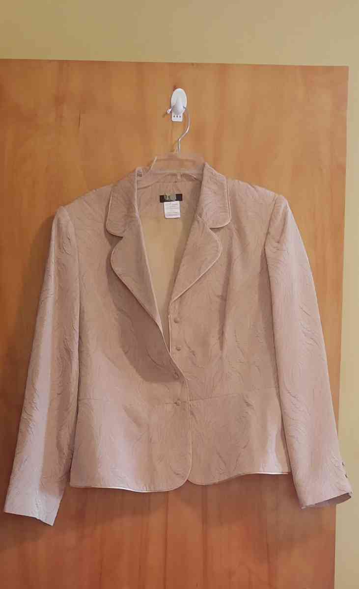 2 Pc Womens Roma embossed classy suit - Chicago Heights, Illinois - FleaMarketBay