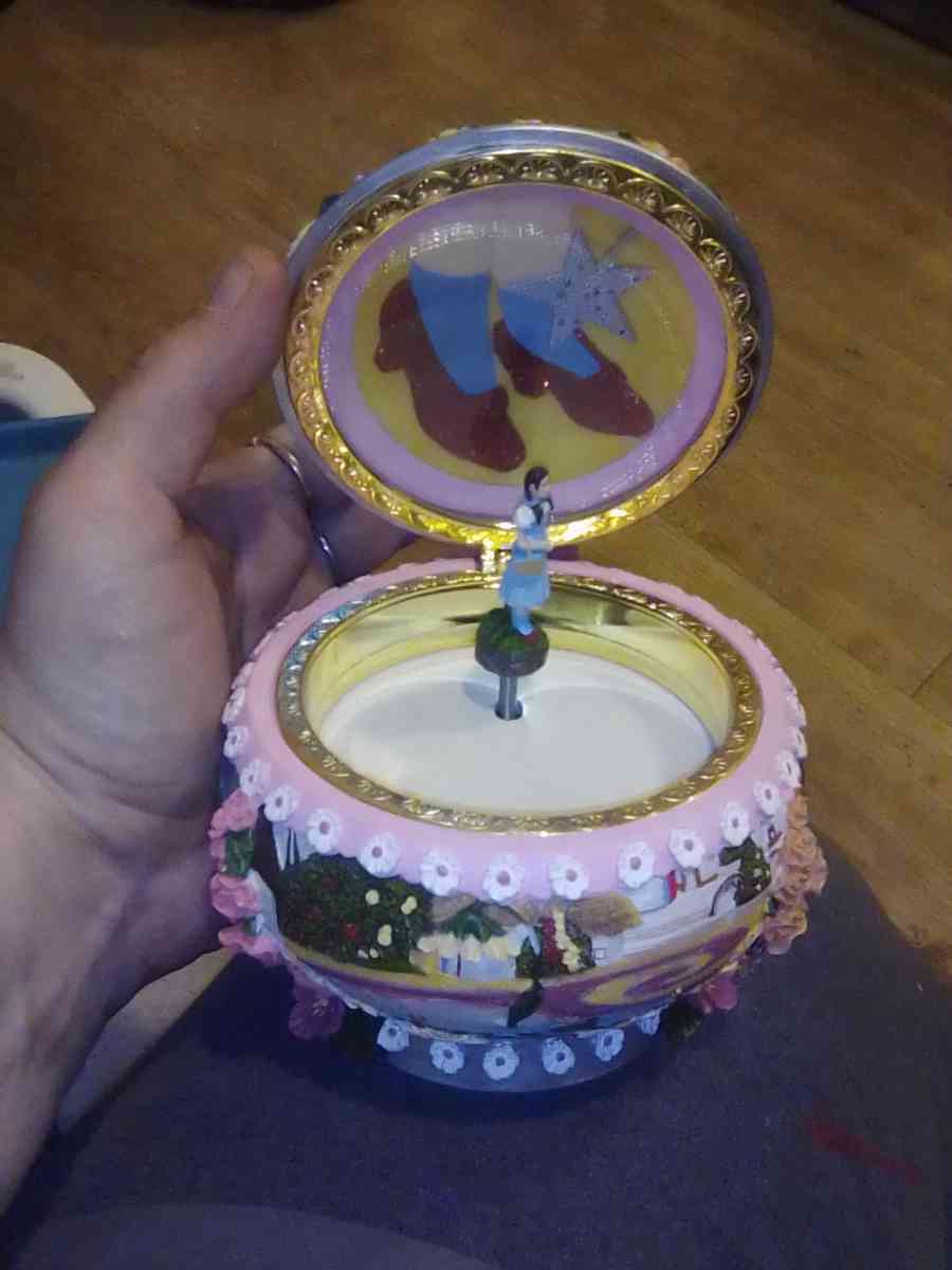 wizard of Oz music box with Dorothyir best offer - Columbus, Ohio - FleaMarketBay