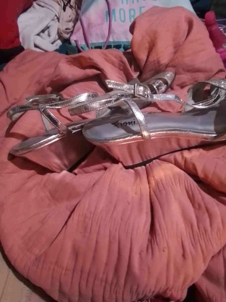 woman dress shoes with silver sparkle - Louisville, Kentucky - FleaMarketBay