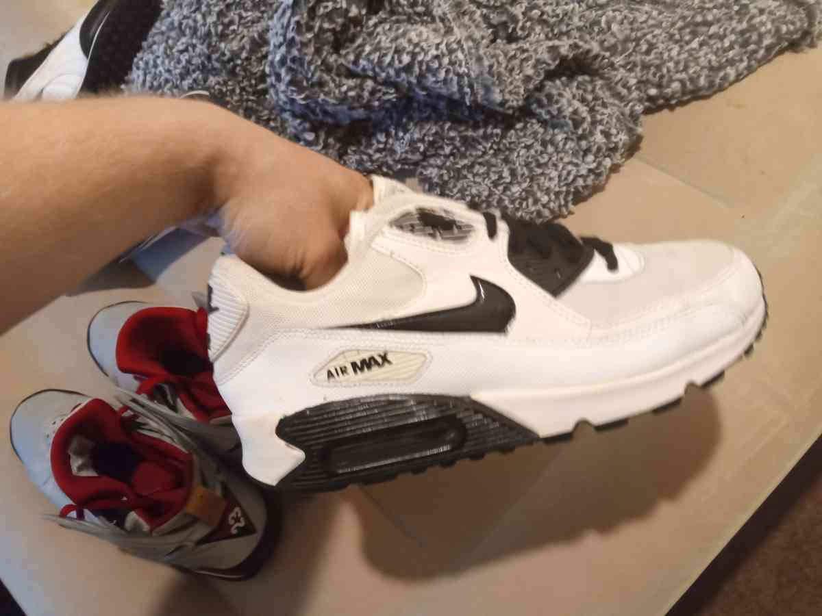 I want 15 for this Air maxes size 8 - Addieville, Illinois - FleaMarketBay