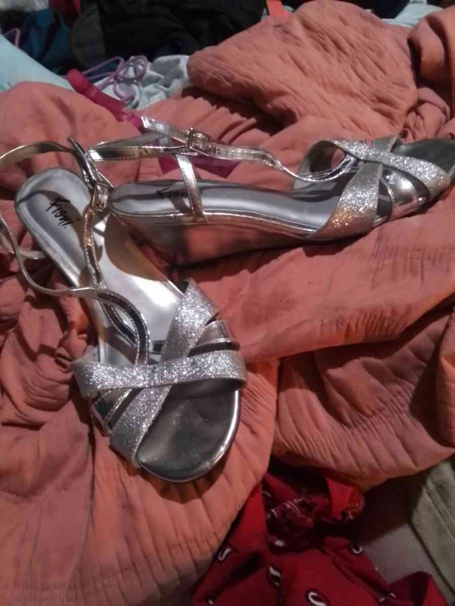 woman dress shoes with silver sparkle - Louisville, Kentucky - FleaMarketBay