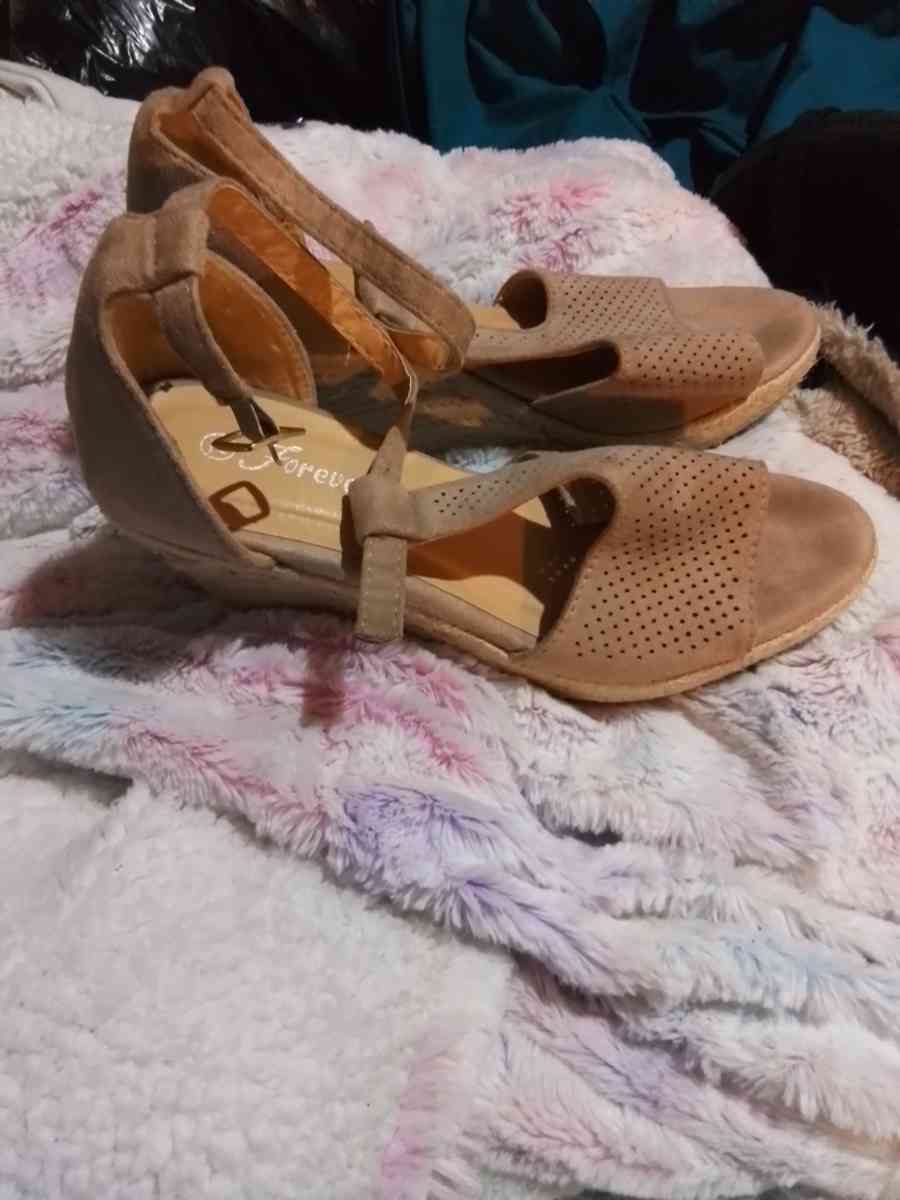 woman tan wedgevsandals - Louisville, Kentucky - FleaMarketBay