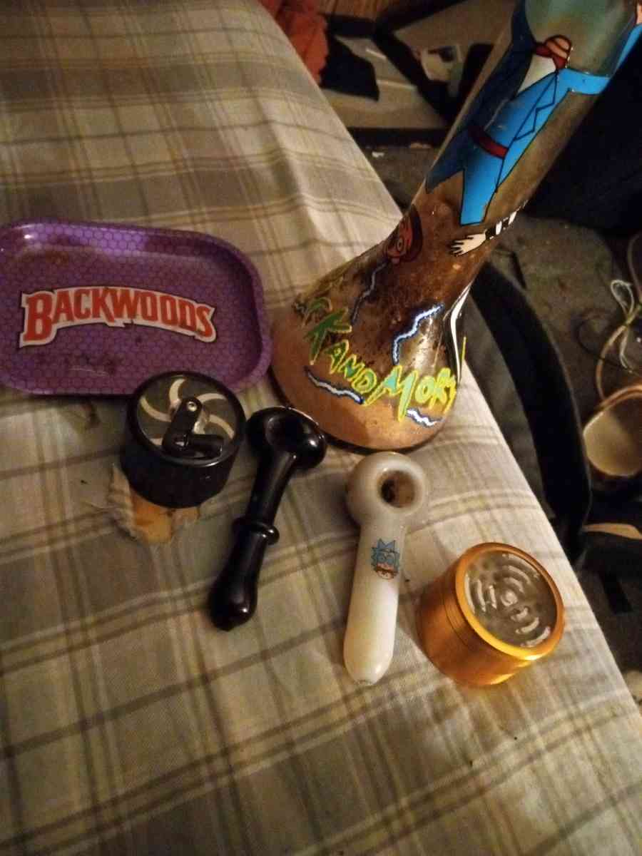 two bowls two grinders one bong tray - Alicia, Arkansas