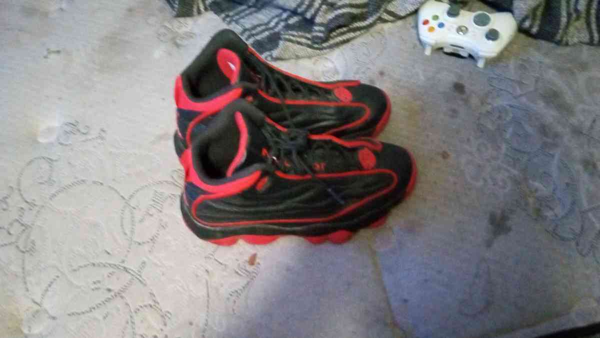 Im selling Jordans black and red size 9 - Cuba, Missouri - FleaMarketBay