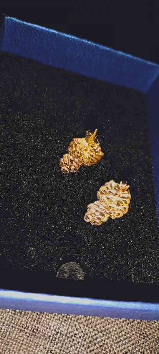 10k gold nugget earrings - Fresno, California