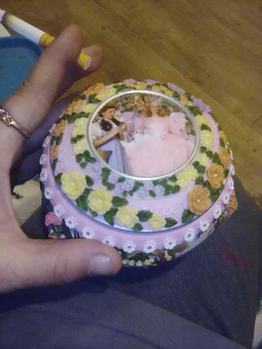 wizard of Oz music box with Dorothyir best offer - Columbus, Ohio - FleaMarketBay