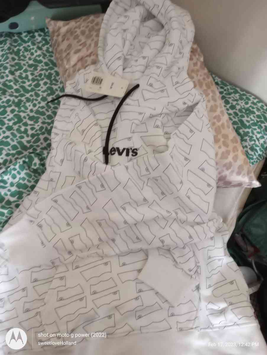 Levis white pull over - San Jose, California