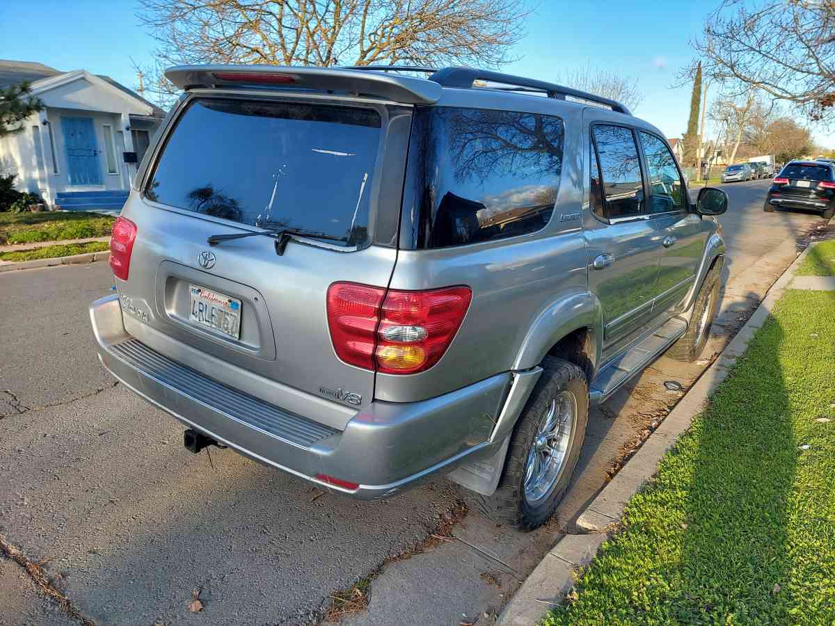 toyota sequoia  sr5 - California City, California - FleaMarketBay