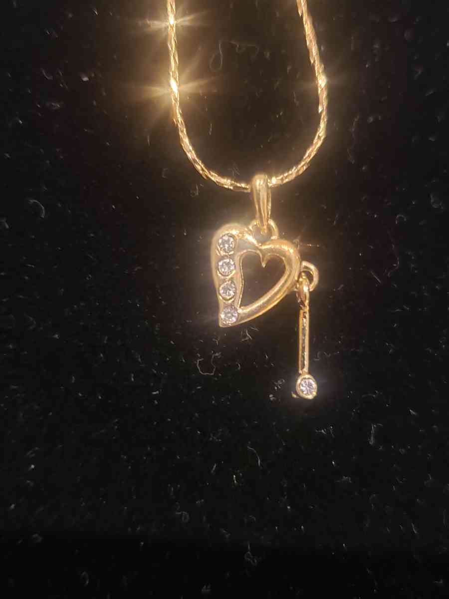 necklace and ear ring sets - Montebello, California - FleaMarketBay