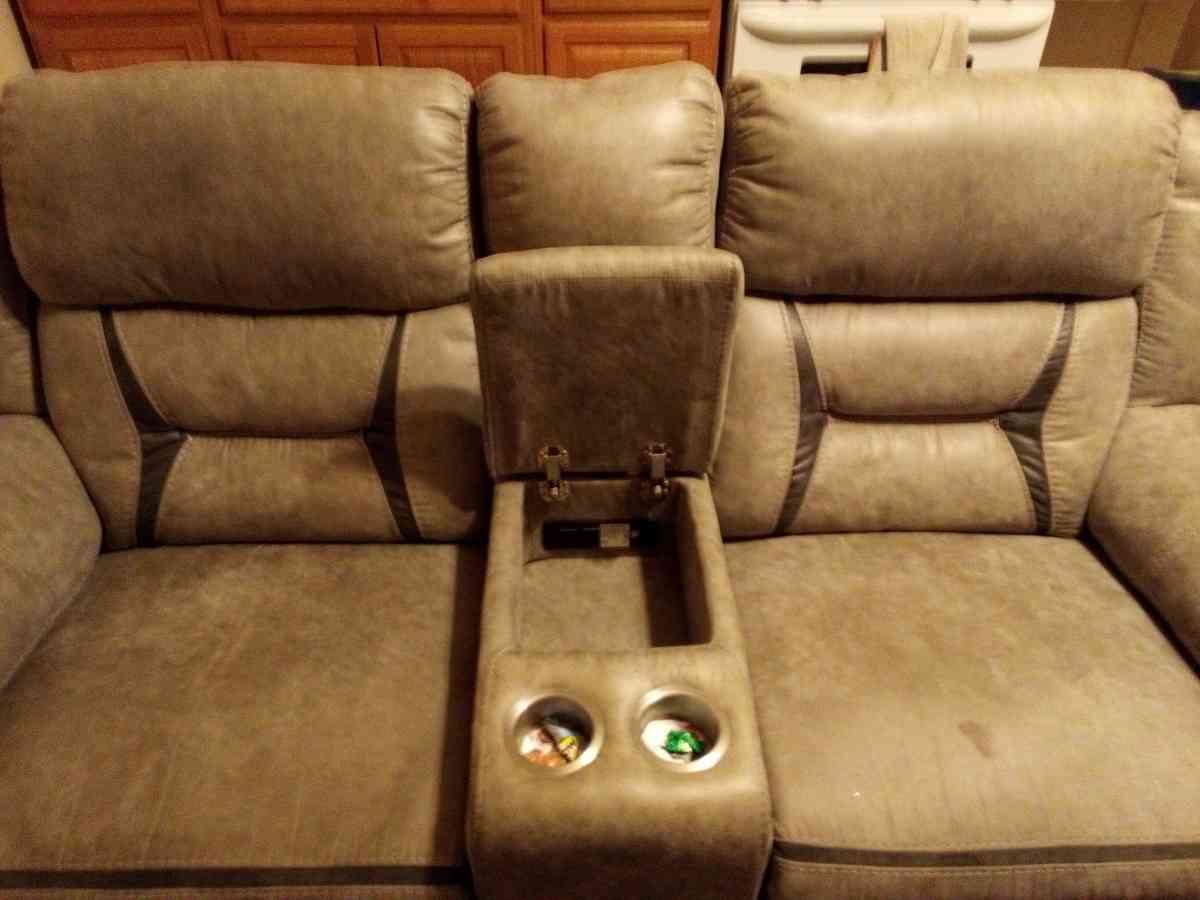 couch recliner with built in chargers and outlets - Altoona, Pennsylvania - FleaMarketBay
