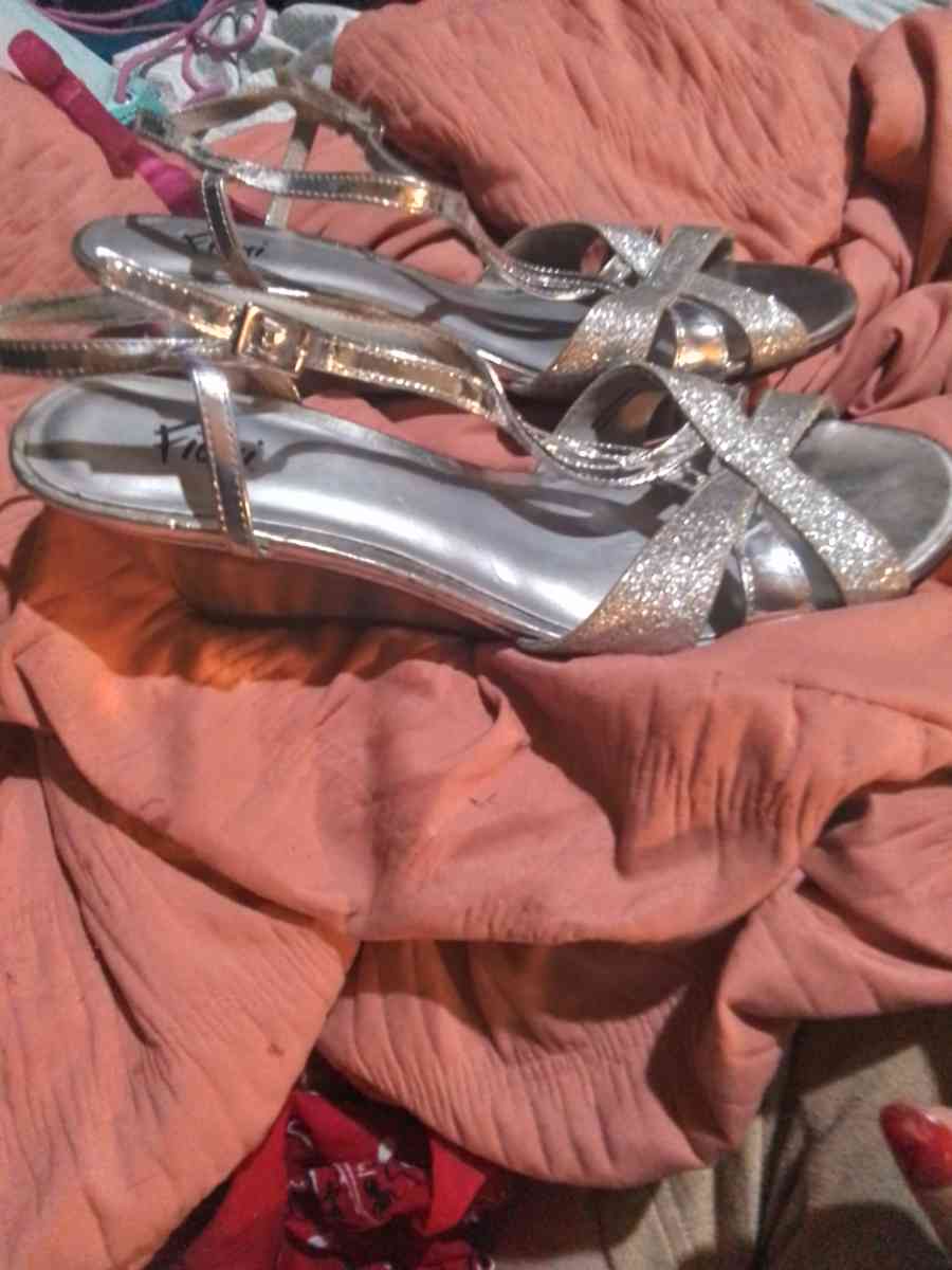 woman dress shoes with silver sparkle - Louisville, Kentucky - FleaMarketBay