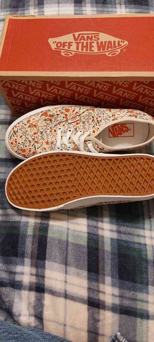 womens  vans shoes - Avondale, Arizona - FleaMarketBay